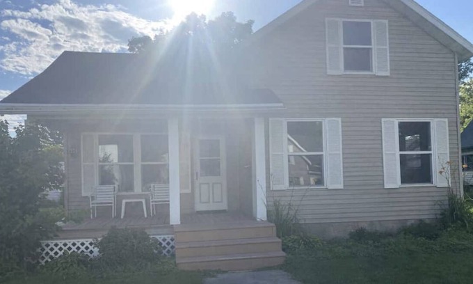 De Pere House | Great De Pere Home Near Lambeau Field in Wonderful Neighborhood