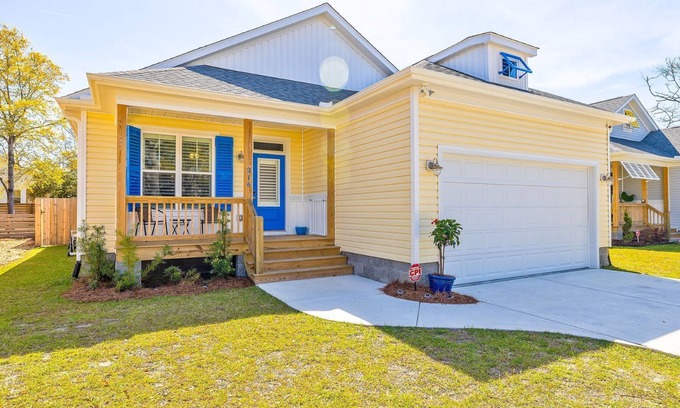 Tranquil Harbour House | Great Family Get-Away, Walk to Beach & Restaurants, Big Fenced Yard