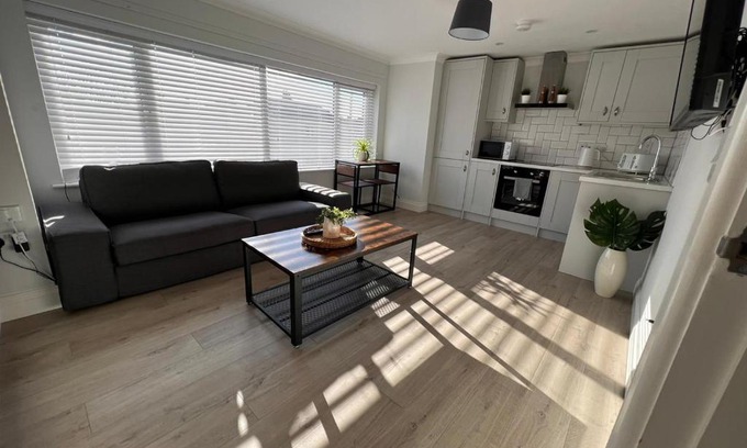 Netley Apartment | Great for contractors- free parking