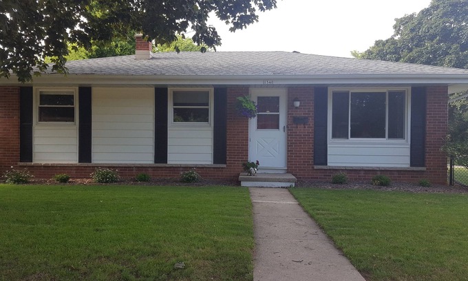 Oshkosh House | Great for EAA rental!nLess than 2.5 miles from EAA grounds!