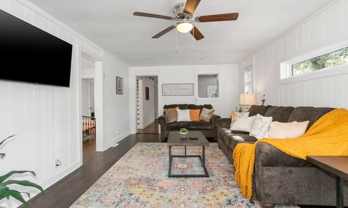 Independence House | Great for Groups Convenient Location Near Stadiums