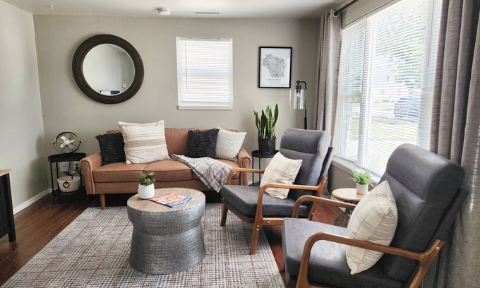 Little Chute House | Great for PACKER GAMES! 10 minutes to downtown Appleton! Dog friendly!