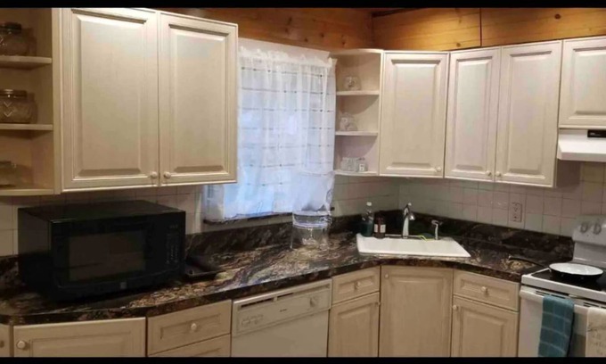Alden Manor House | Great home near many attractions. (1st Floor).
