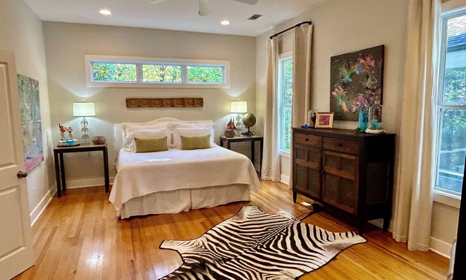 Oxford House | Great Location! 1/2 mile walk to Square & Mile walk to Grove!