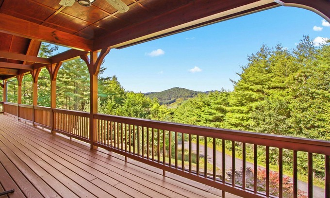 Fleetwood House | Great Location close to Boone, West Jefferson & the Parkway with Gorgeous Views