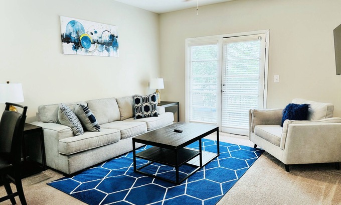 Addison Apartment | Great Location in Addison! Dining & entertainment, you’re just a short walk away