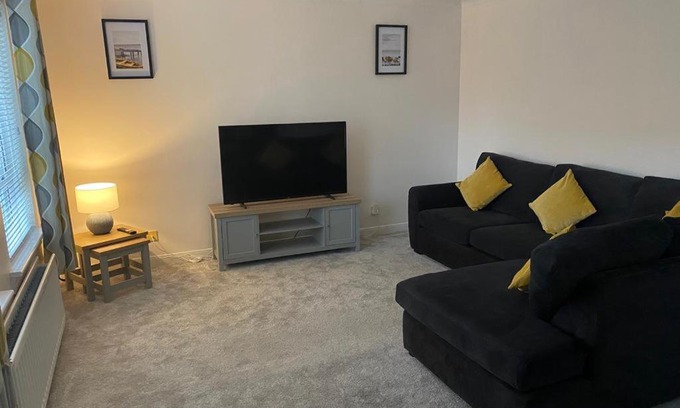 Broughty Ferry Apartment | Great Location, large 1 bed flat with parking