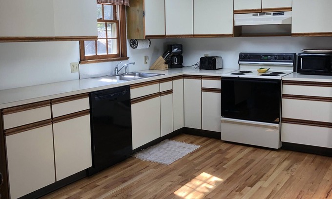 East Dennis House | Great Location near 6A in East Dennis