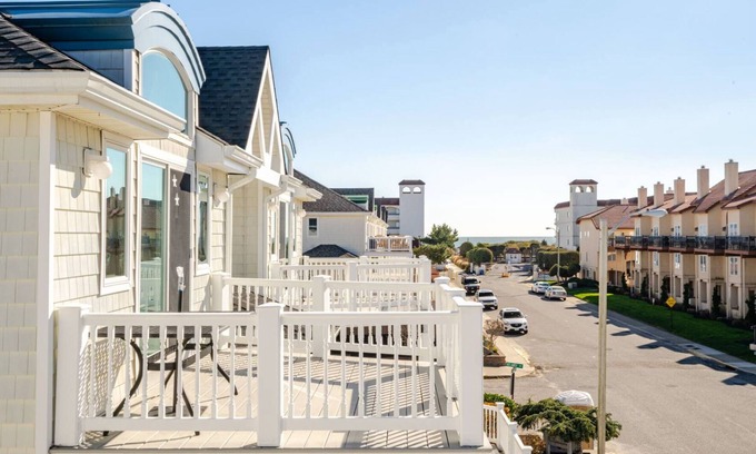 Diamond Beach Condo | Great location, ocean + bay view, heated pool, garage, bikes, recently renovated