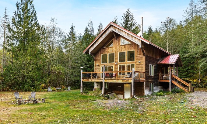 Skykomish Cabin | Great Northern Demi Lodge - Private log cabin, sleeps 4, 15 min from Stevens Pass!