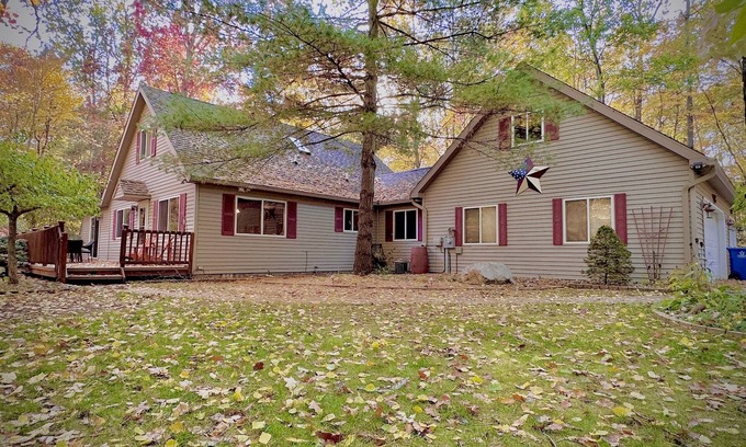 Markey Township Cottage | Great Oaks Cottage - with Hot Tub!