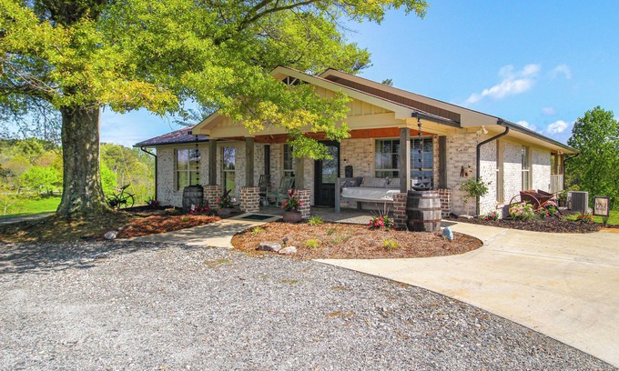Jasper House | Great Outdoor Space: 'Margy's Farmhouse' in Jasper