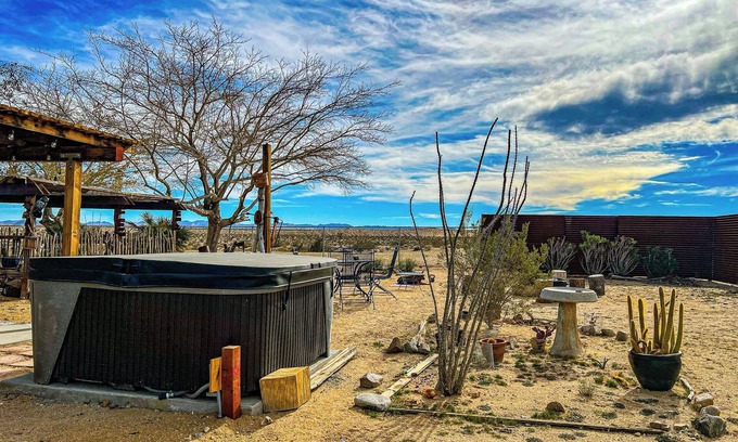 Yucca Valley House | Great place to relax after a day exploring Joshua Tree Park. Large kitchen.