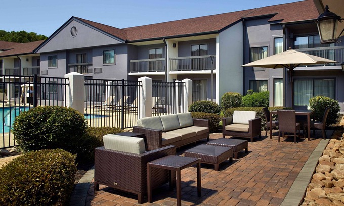 Norcross House | Great Relaxing Overnight Stay! Free Parking, Pets Allowed, Onsite Swimming Pool