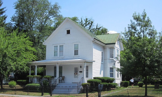 Saugerties House | Great Saugerties Village Location for HITS, Skiers, and More