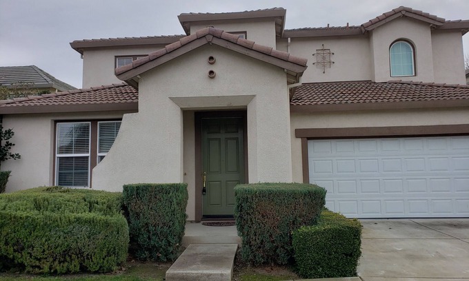 Tracy House | Great Spacious House close to shopping and dining, easy freeway access.