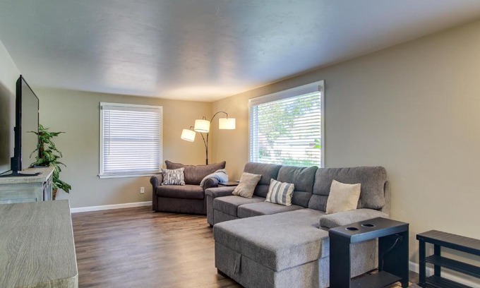 Green Bay House | Green Bay Vacation Home Half Mi to Lambeau Field!
