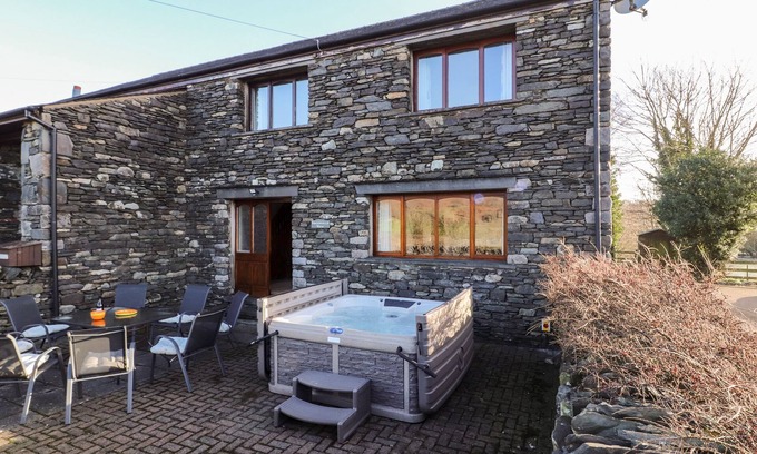 Arrad Foot Cottage | GREEN HILLS FARM, pet friendly, with hot tub in Ulverston