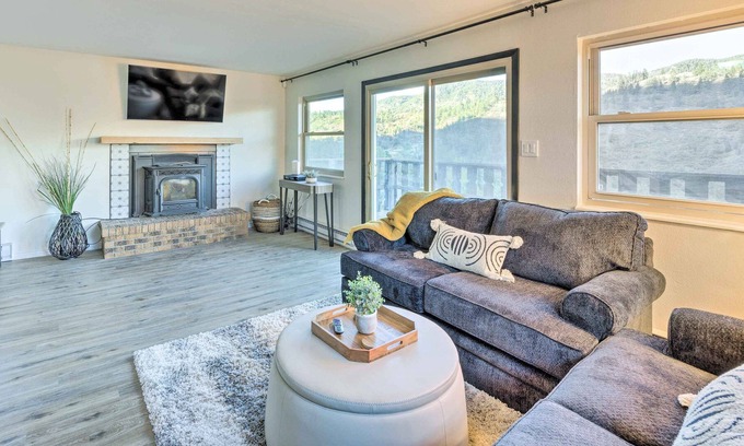 Green Mountain Falls Cabin | Green Mountain Falls Cabin w/ Deck & Hot Tub!