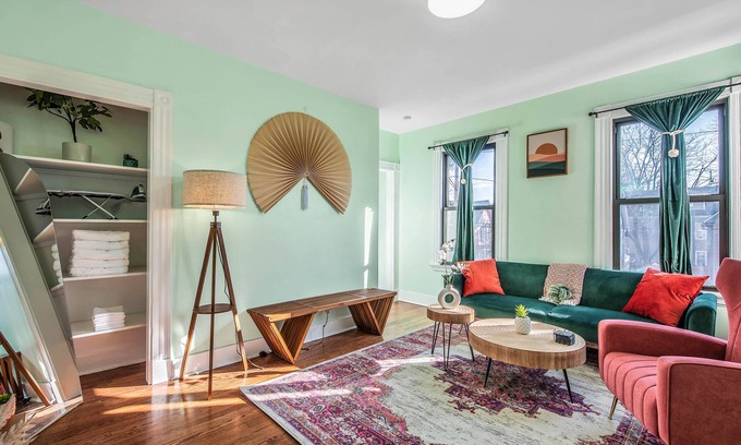 East Rock Apartment | Green N' Groovy in the Heart of East Rock Near DT | Yale |Cozy N' Comfortable