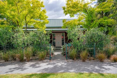 Lowburn House | Green Oasis - Cromwell Holiday Home