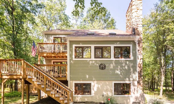 Mount Pocahontas House | Green Pearl Luxury Vacation - Hot Tub, Game Room, Fire Pit, AC, Shared Pool