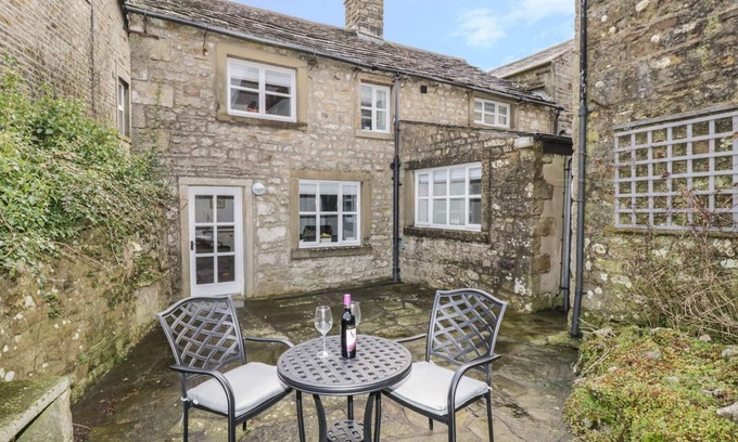 Fourstones Near Bentham Cottage | GREEN SMITHY COTTAGE, pet friendly, with open fire in High Bentham