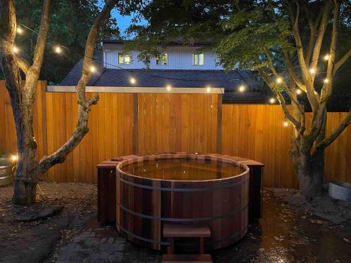 Wallingford House | Greenlake Craftsman - Hot Tub, AC, Dog Friendly