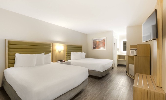 Woodlands Village Hotel | GreenTree Inn Flagstaff