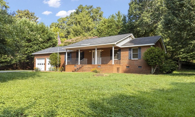 Greenville - Spartanburg House | Greenville Monthly: Garage, King Beds, Creek