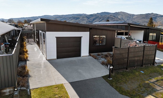 Lowburn House | Greenway Charm - Cromwell Holiday Home