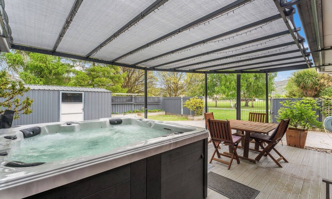 Lowburn House | Greenways Escape - Cromwell Holiday Home