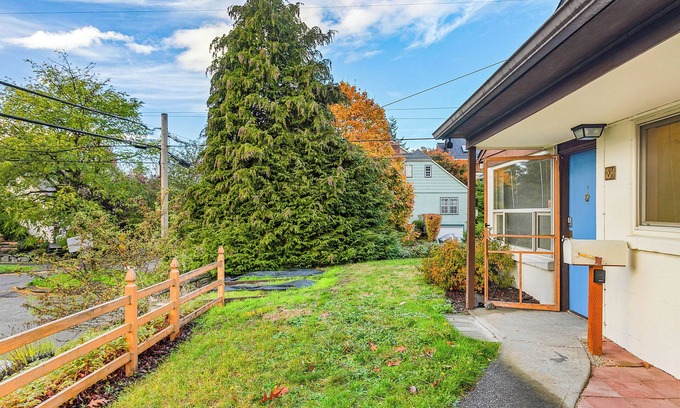 Phinney Ridge Apartment | Greenwood's Lavender Haze - WalkScore 81
