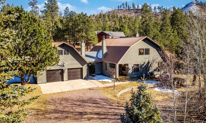 Greer Cabin | Greer Glen Lodge - 13 beds, Walk to Lil' Colorado River & Dining