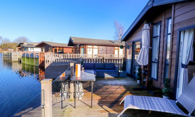 Warton Cottage | GRESSINGHAM 7, family friendly, with pool in Carnforth