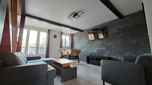 Drancy Apartment | Grey And White Duplex