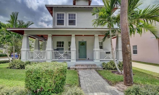 Grandview Heights House | Grey Mist - Recharge in a Stylish Home Near Downtown