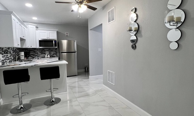 Tampa Apartment | Grey Novo Studio w/parking-internet near to airport