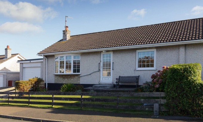 Kirk Braddon Cottage | Grianane - a holiday cottage that sleeps 5 guests in 3 bedrooms