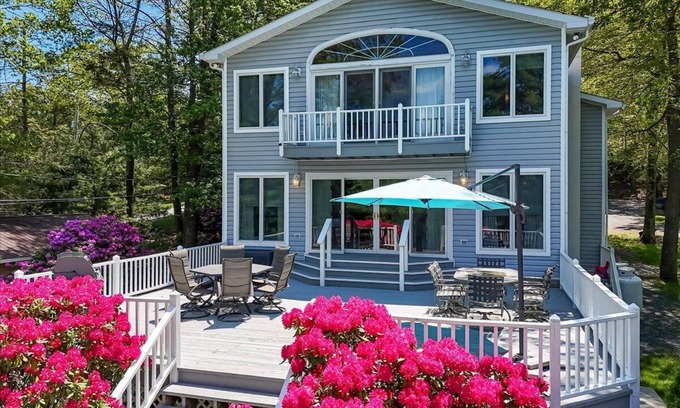 White Mills House | Griffin Lakefront Cottage on Lake Wallenpaupack with Private Dock - sleeps 10