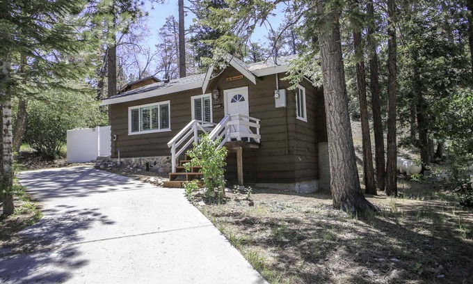 Moonridge House | Grizzly Bear - Cozy 1 Bedroom, Couples, Hot Tub, Fenced Yard