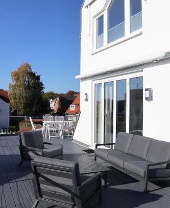 Sierksdorf Apartment | Große Penthouse Ferienwohnung mit Meerblick, Sonnenterrasse & Luxusbad von "Momentic"