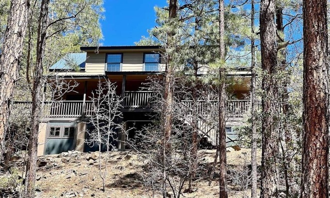 Groom Creek Cabin | Groom Creek 3-bedroom cabin with hot tub