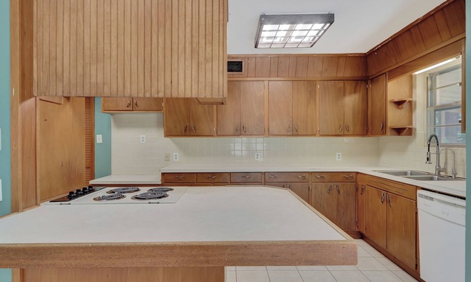 Lakeland House | Groovy 70's Lake Front Reetreet in the heart of the City