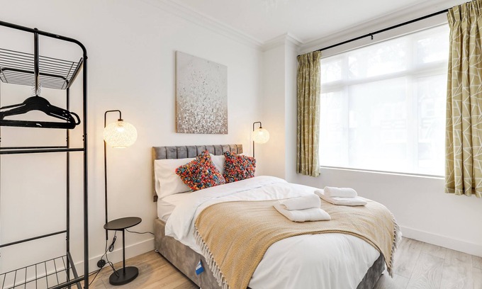 Luton Apartment | Ground, floor 2-bed, with bathroom/shower room and kitchenette and free parking