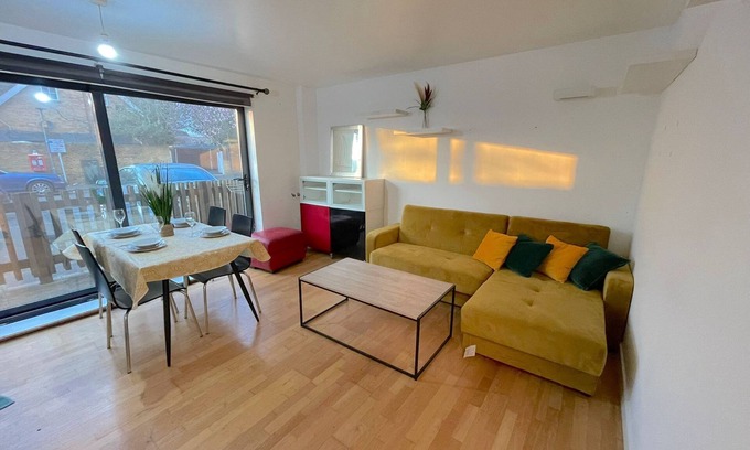 Heston Central House | Ground Floor apartment 2 min walk from Hounslow West Train Station