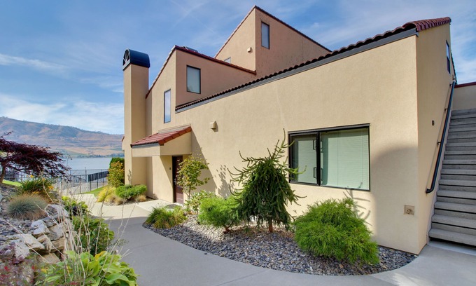 Chelan Condo | Ground-Floor, Lakefront Condo with Lake Views, Dock, and Shared Pools & Hot Tubs