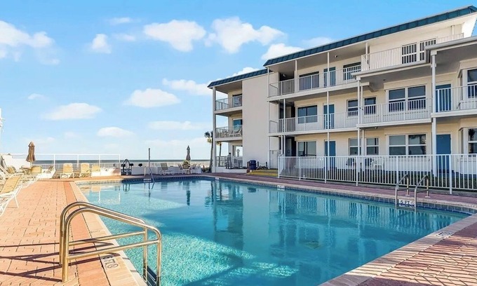Bostwick Park Condo | Ground Floor Oceanfront Condo in lovely Daytona Beach. 1 bedroom with AC & WiFi