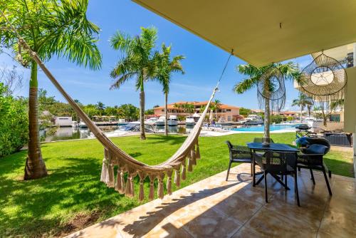 Puerto Aventuras Apartment | Ground Floor Paradise with Marina View and Pool Paddleboard Included