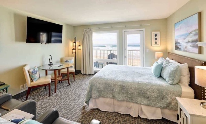 Lincoln City Condo | Ground Floor Queen Studio - Ocean View - Pool and Hot Tub!